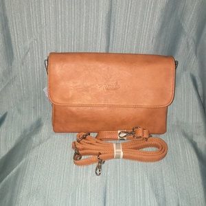 Even clutch bag with adjustable straps